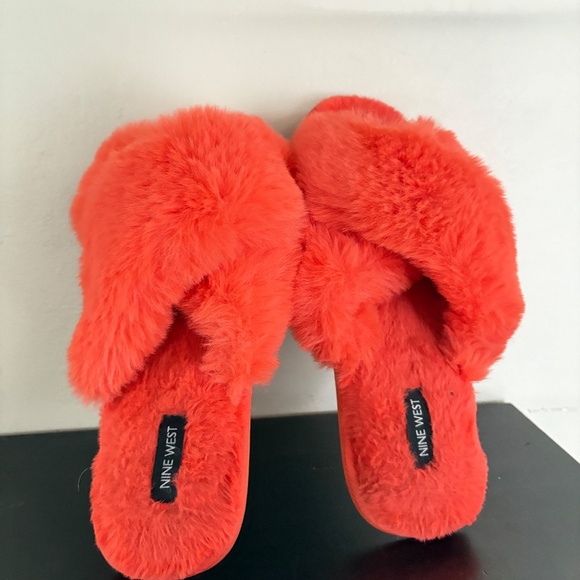 Nine West faux fur slippers; orange, ladies size x-large 11-12 - Picture 1 of 6